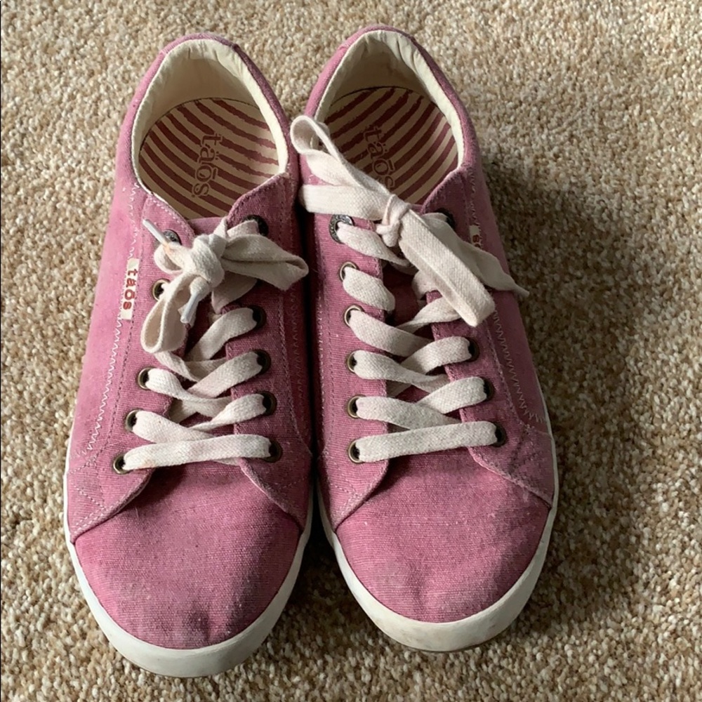 Taos Star Sneaker Red sz 9